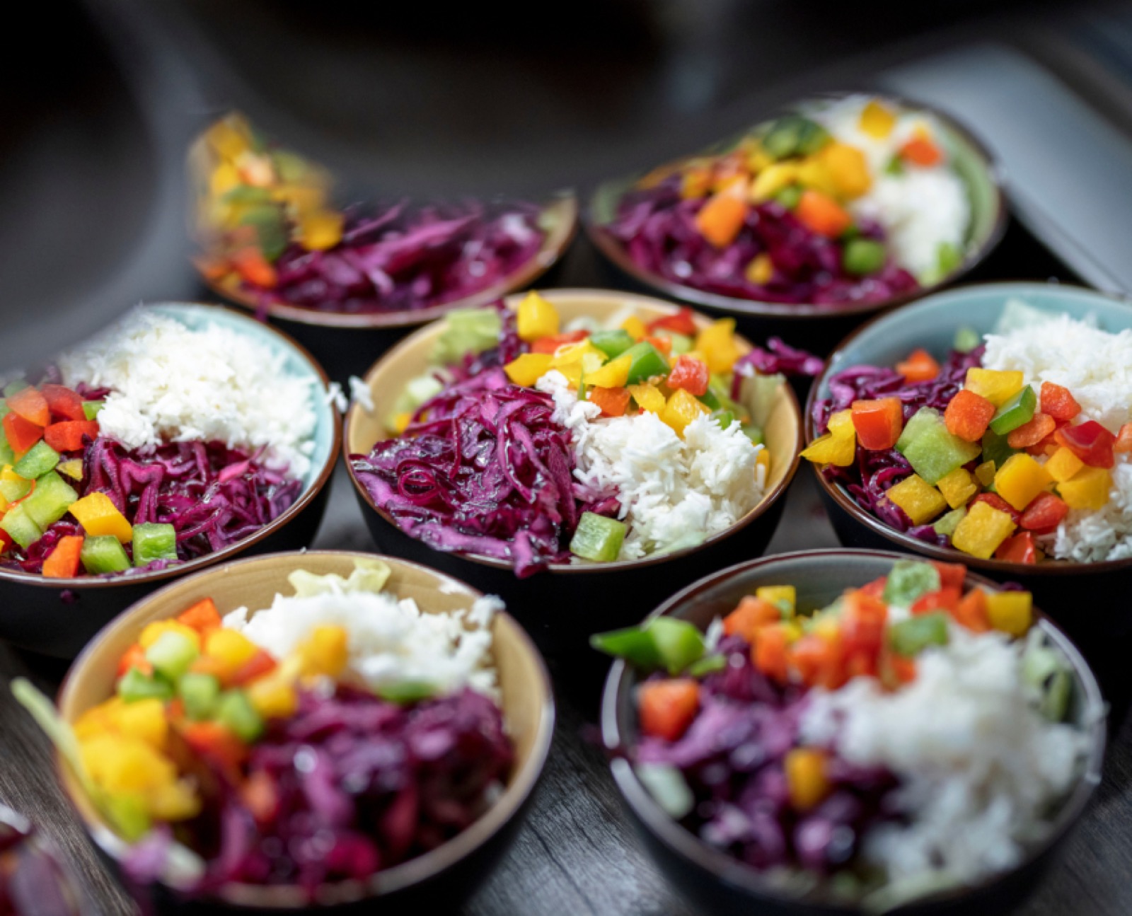 Bunte Bowls aus der Betriebsverpflegung