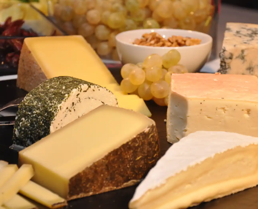 Käseauswahl aus der Käse-Theke